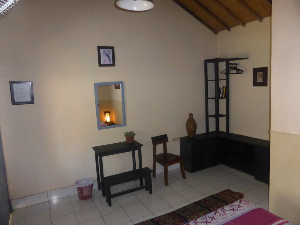 La Casa Homestay Senggigi Buitenkant foto