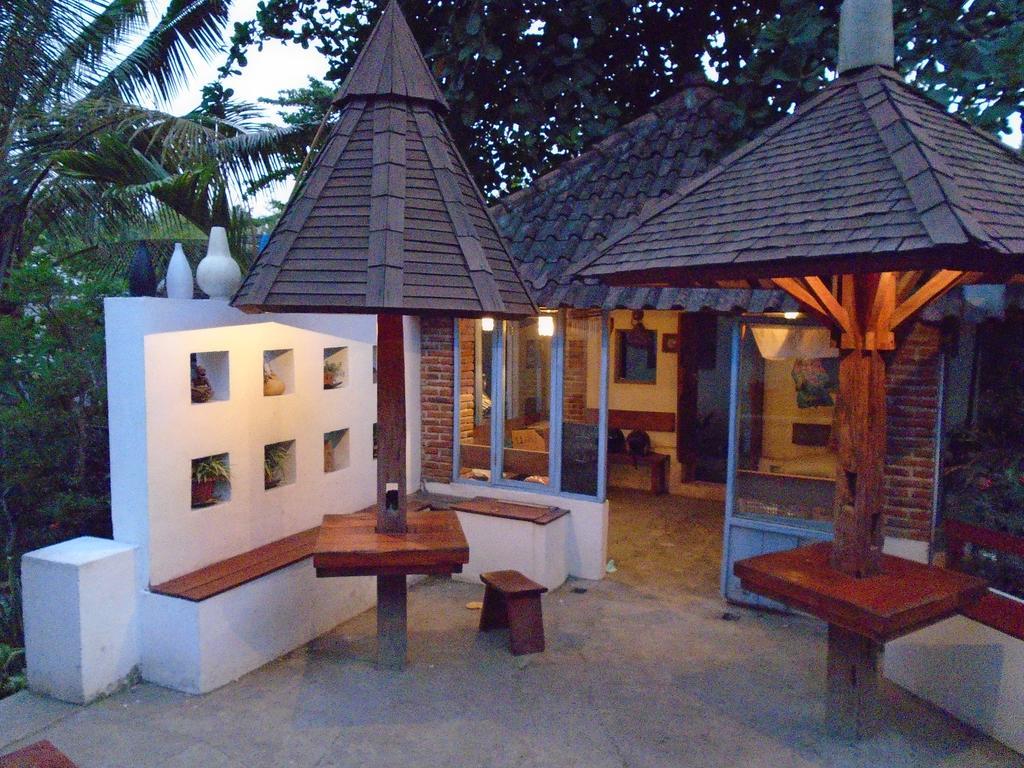 La Casa Homestay Senggigi Buitenkant foto