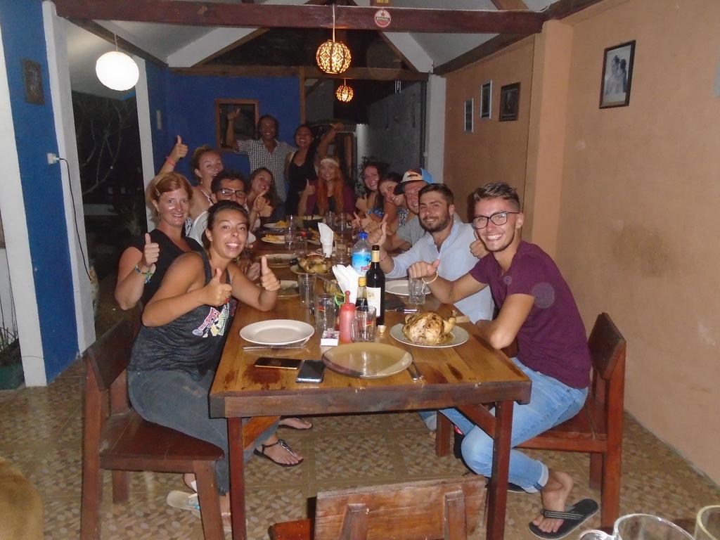 La Casa Homestay Senggigi Buitenkant foto