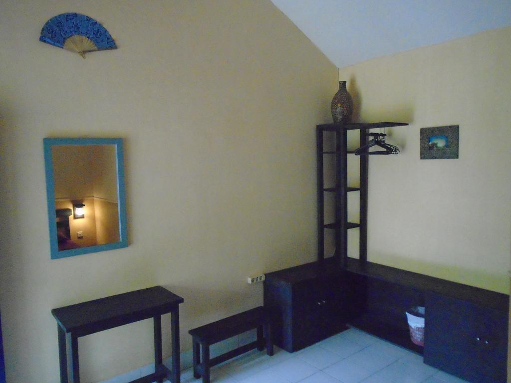 La Casa Homestay Senggigi Buitenkant foto