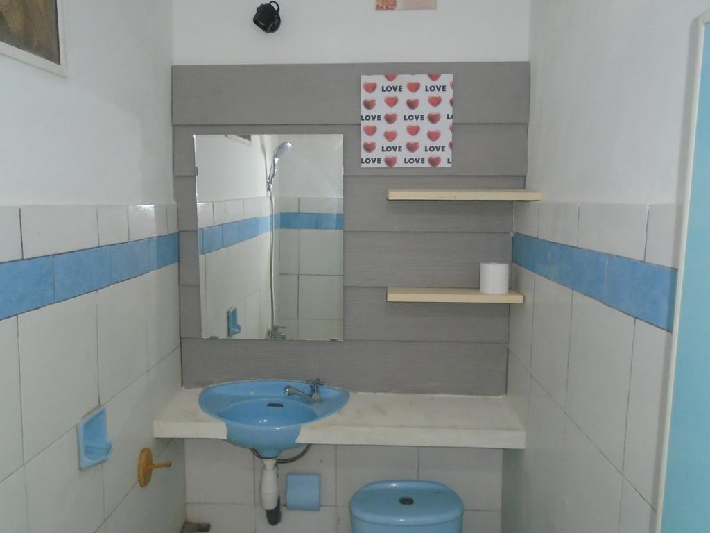 La Casa Homestay Senggigi Buitenkant foto