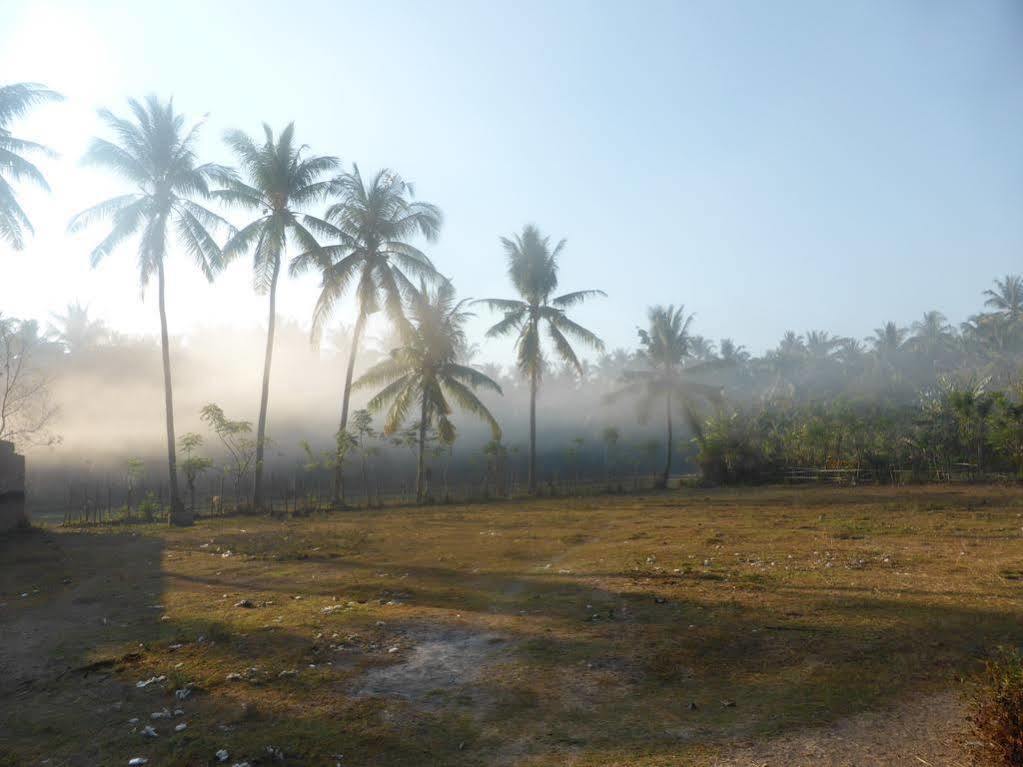 La Casa Homestay Senggigi Buitenkant foto
