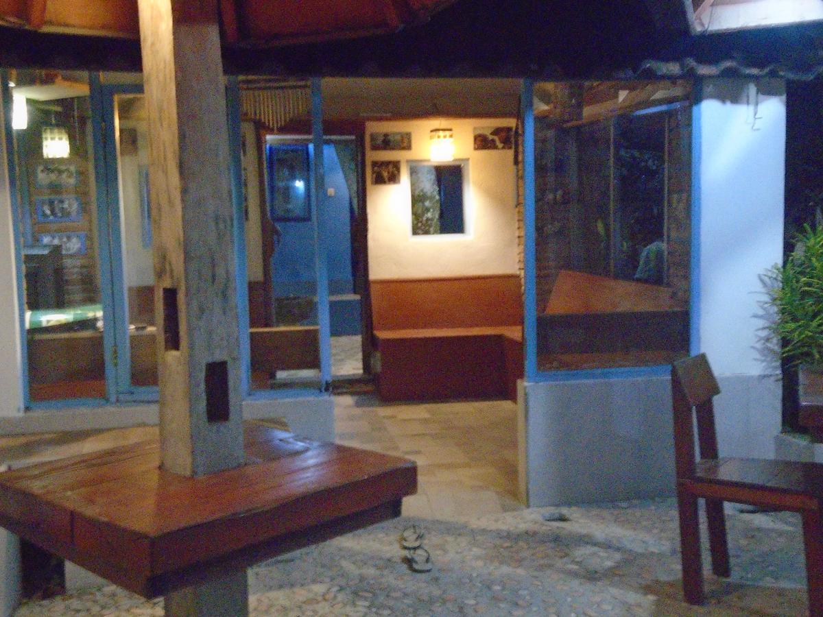La Casa Homestay Senggigi Buitenkant foto