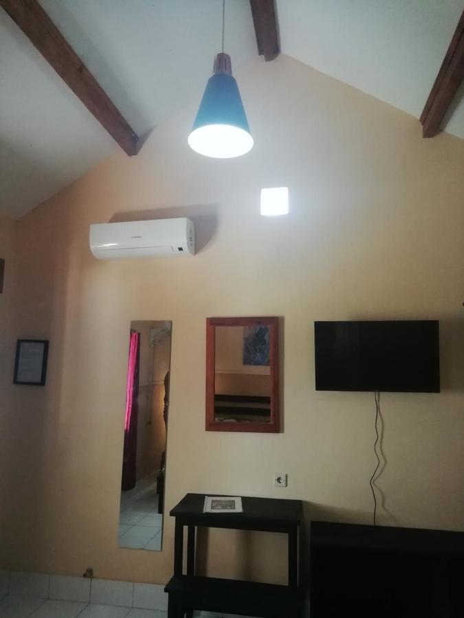 La Casa Homestay Senggigi Buitenkant foto