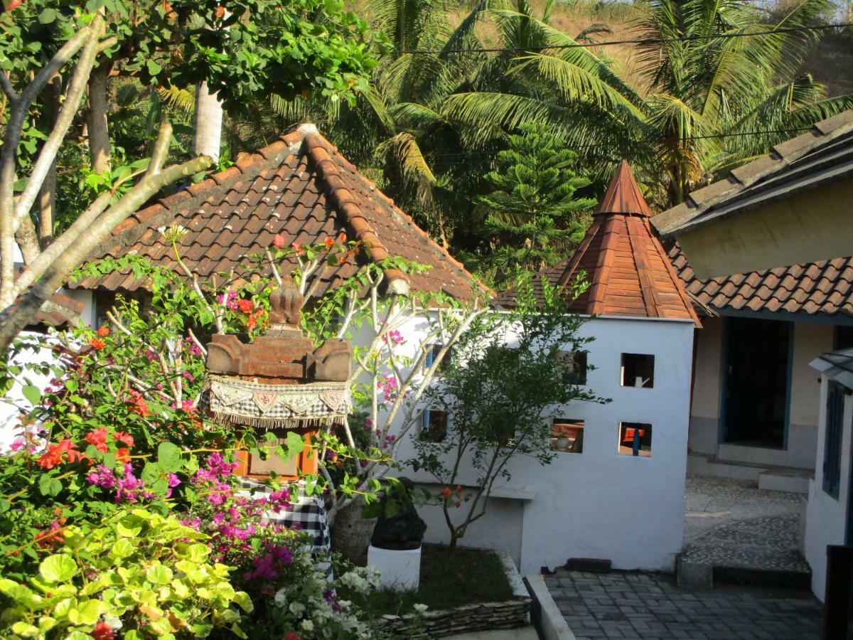 La Casa Homestay Senggigi Buitenkant foto